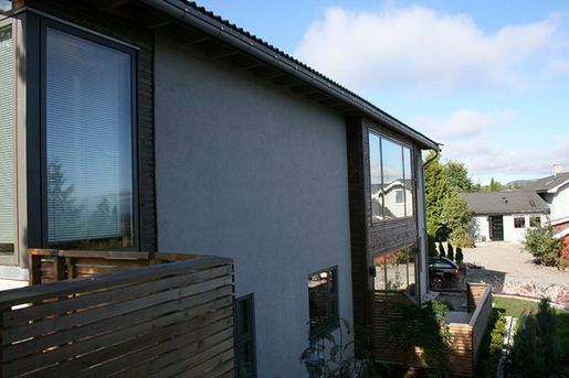 Moderne enebolig med store vindusflater