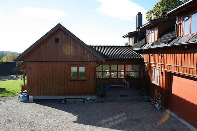 Brun enebolig med påbygg