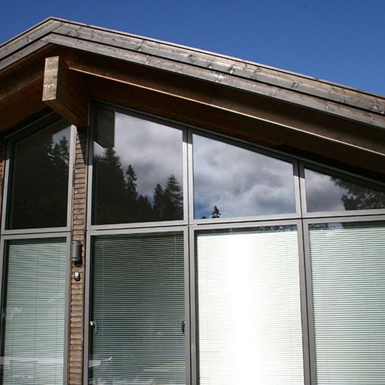 Enebolig med vinduer fra tak til gulv