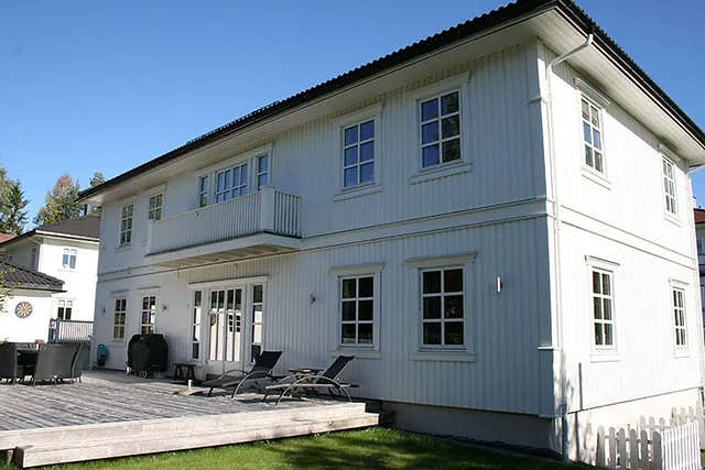Hvit enebolig med stor platt utenfor