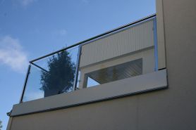 Moderne enebolig med balkong med glassrekkverk