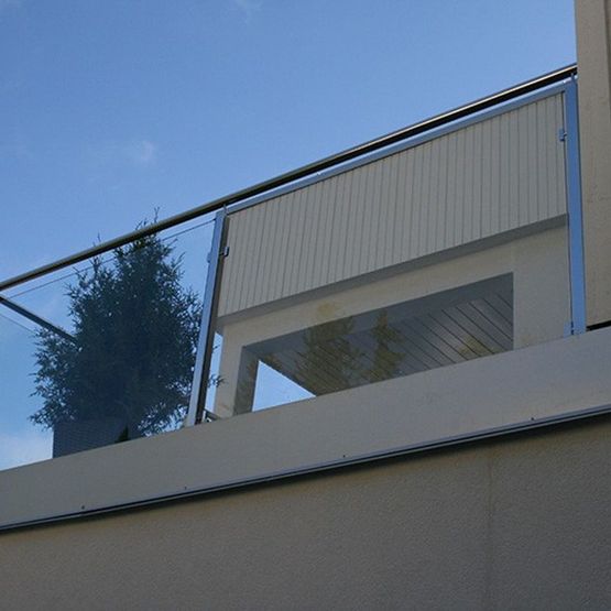 Moderne enebolig med balkong med glassrekkverk